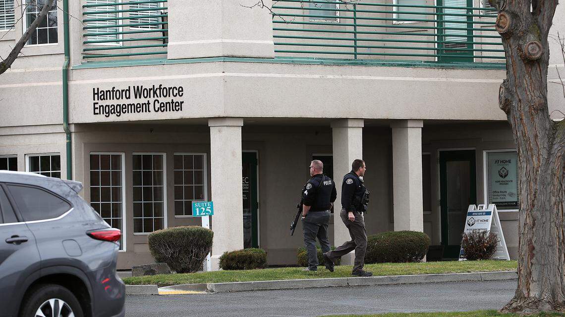 Standoff shuts down Richland business complex off George Washington Way